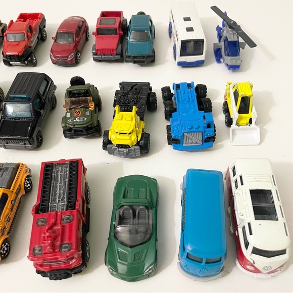 Lot of 23 Diecast Matchbox Toy Cars - Picture 3 of 16
